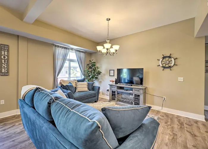 Grand Haven Condo - Walk To Nearby Hot Spots!