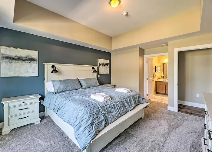 Grand Haven Condo - Walk To Nearby Hot Spots!